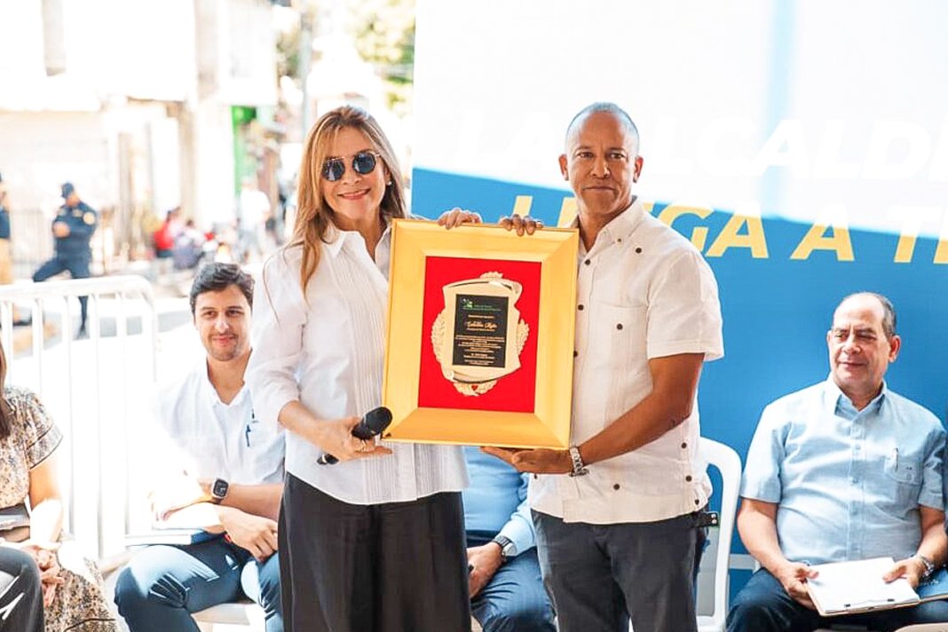 Carolina Mejía atiende demandas comunitarias en Los Ríos durante jornada “La Alcaldía Llega a Ti”